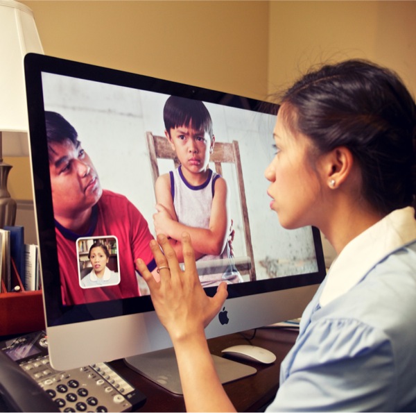 مارلين وهي تجري مكالمة فيديو مع جيمس وجيمي