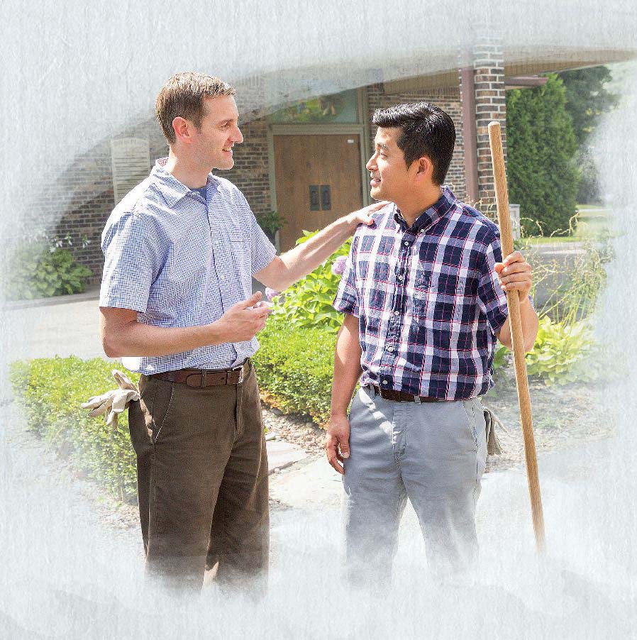 اخ يمد اخا آخر بالدعم العاطفي