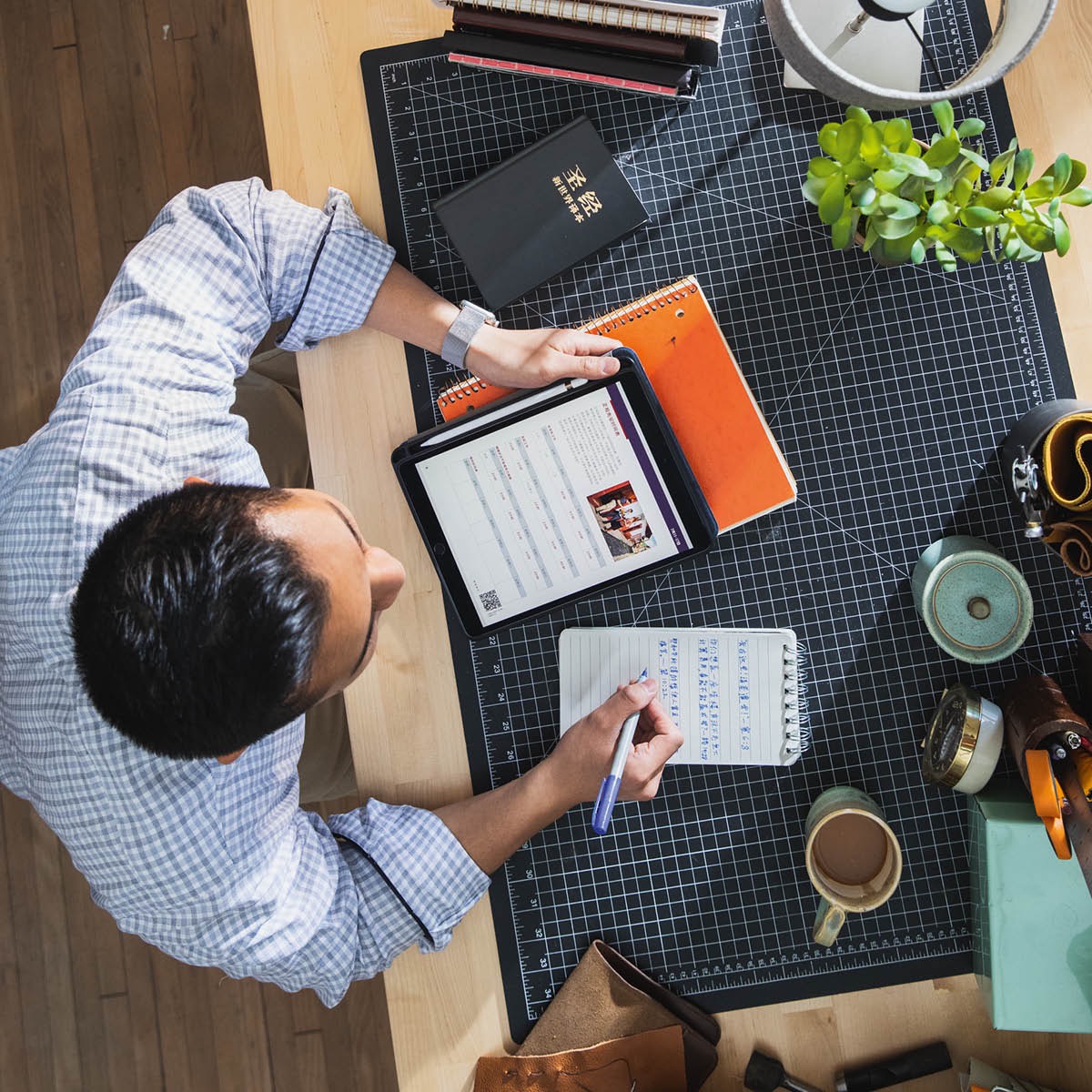 اخ يبحث في الكتاب المقدس والمطبوعات