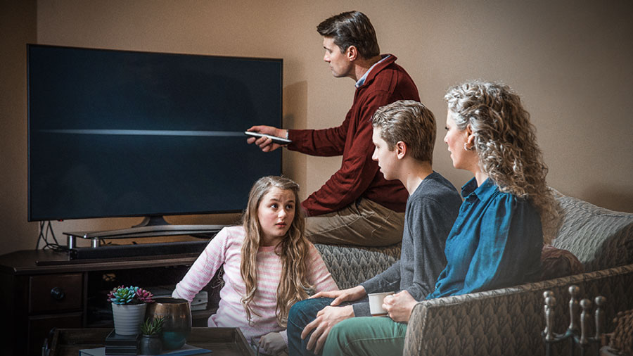 اب مسيحي يطفئ التلفزيون وعائلته تجلس قربه