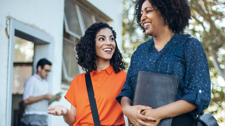 الاخت تتحدث الى اخت اخرى اثناء خدمة الحقل