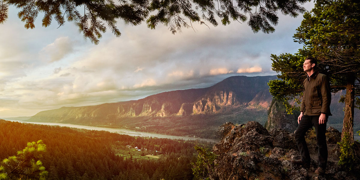 رجل يتأمل في منظر جميل في الطبيعة
