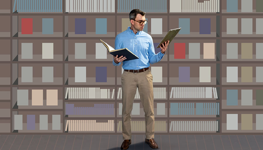 الرجل نفسه يقرأ كتابا اختاره من بين الرفوف ويقارن محتوياته بمعلومات على جهازه الالكتروني