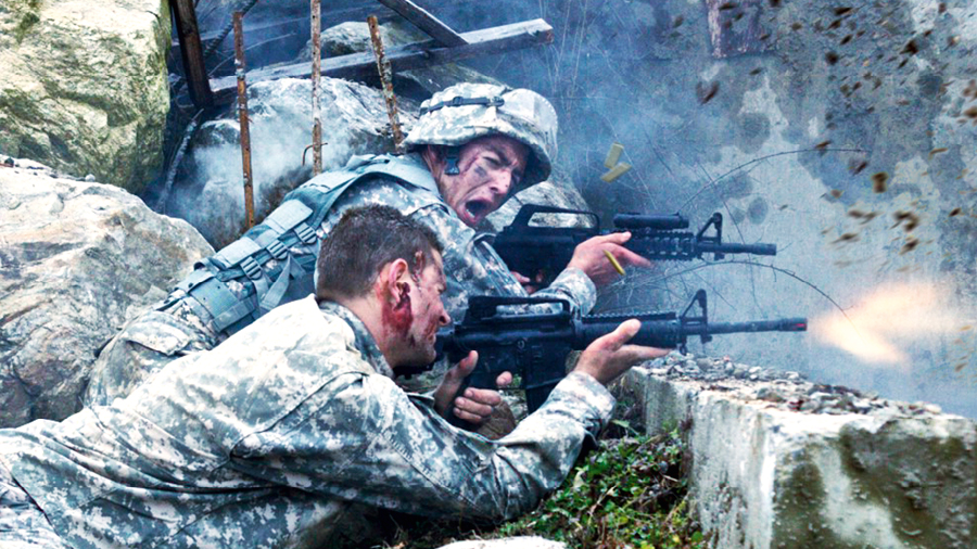 جنديان في معركة يطلقان النار من وراء متراس