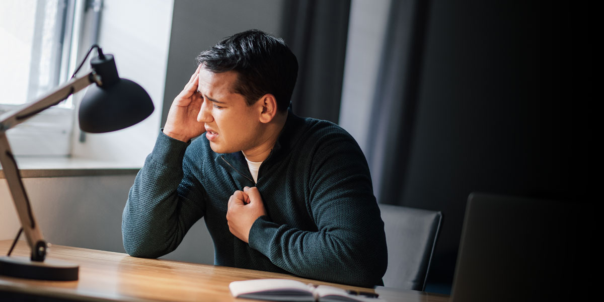 شاب متضايق يضع يده على صدره وهو يصلي