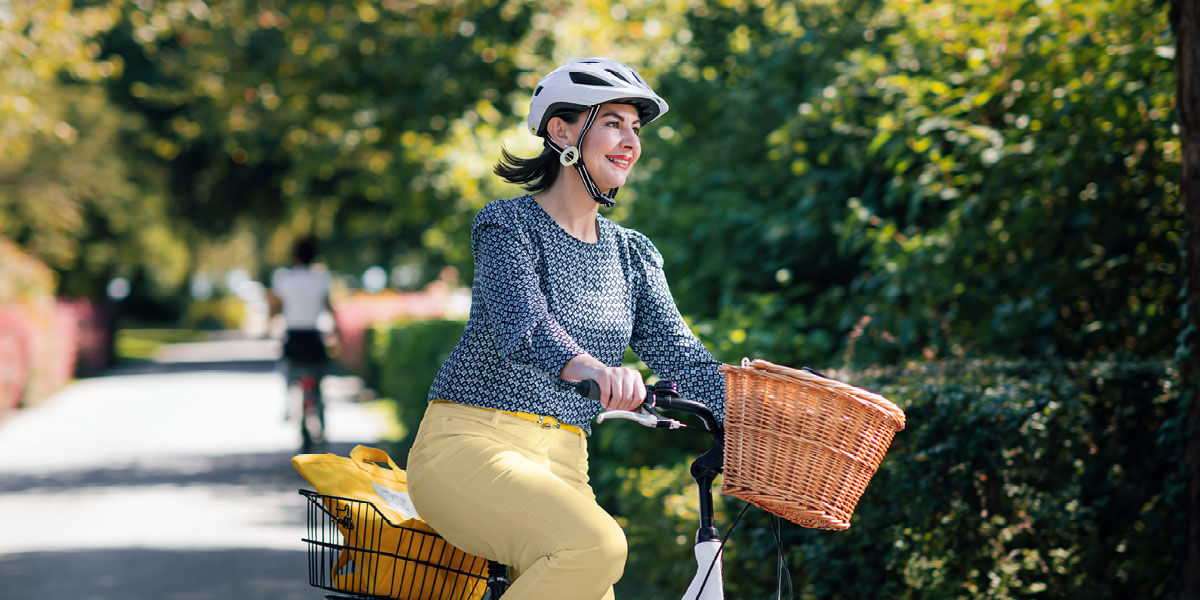 امرأة سعيدة تقود دراجة هوائية