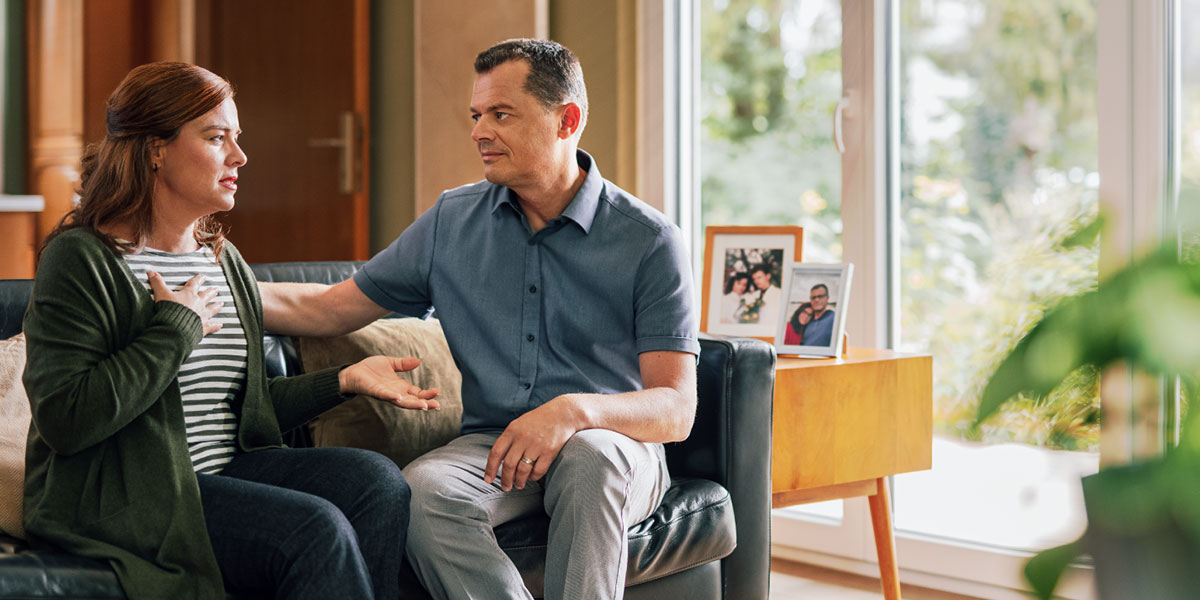 رجل يصغي بتعاطف إلى زوجته المكتئبة