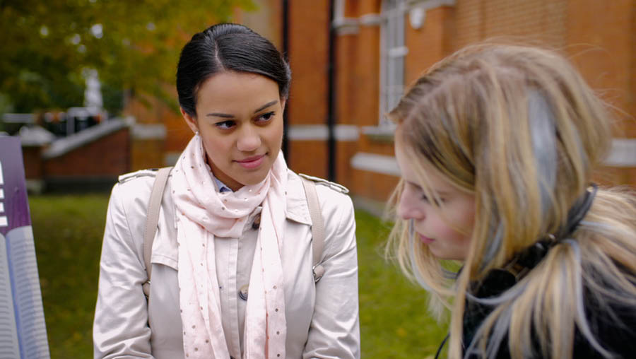 Ti adentun tripay ti video “Kelluafiel pu che ñi discipulo ngeal ayüwülkeeiñmu: Doy küme adümuwaiñ taiñ kimeltucheal: Ngünechen ñi dungu pepiluwün-ngey, fey pengelelafiyiñ pu che”. Ester feypifi ta Jade ñi papeltual kiñe troy Biblia mew.