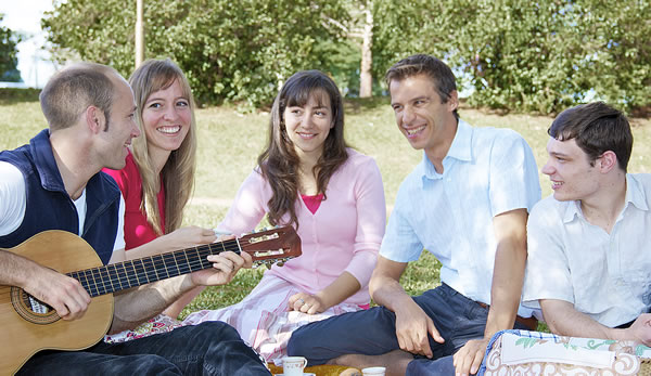 Roman Irnesberger ca tañi pu hueni ayühunquechi dungulfi ti guitarra.