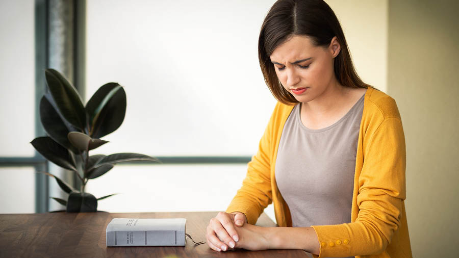 Kiñe lamngen llellipumekefi ta Jewba petu ñi papeltunon ti Biblia.