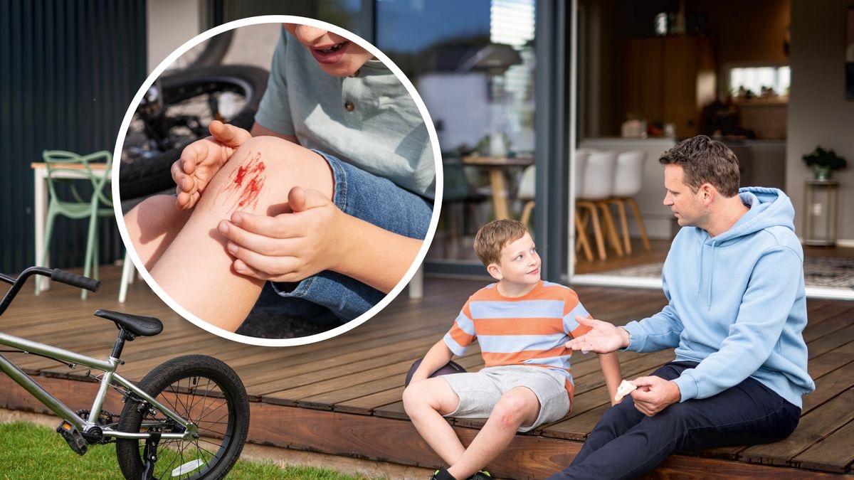 Un père tient un pansement à la main et parle à son fils, qui s’était précédemment égratigné le genou. Dans un médaillon, on peut voir le genou blessé du fils.