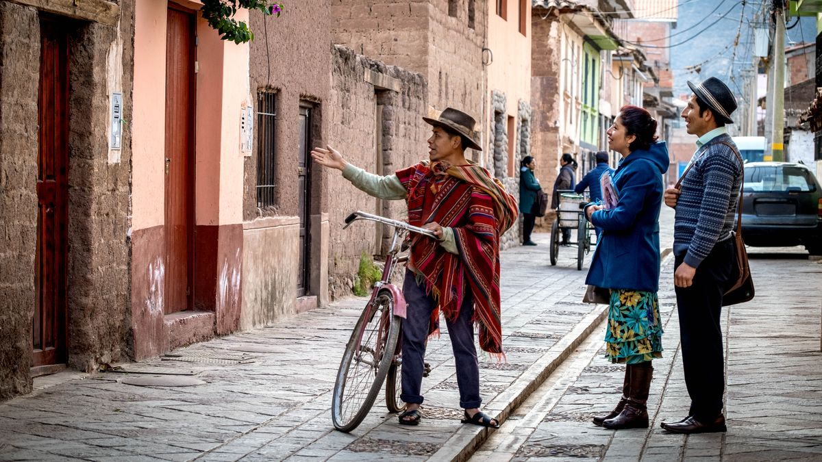 Un homme parlant le quechua indique à un couple de Témoins qui est en train de prêcher où habite un autre locuteur de cette langue.