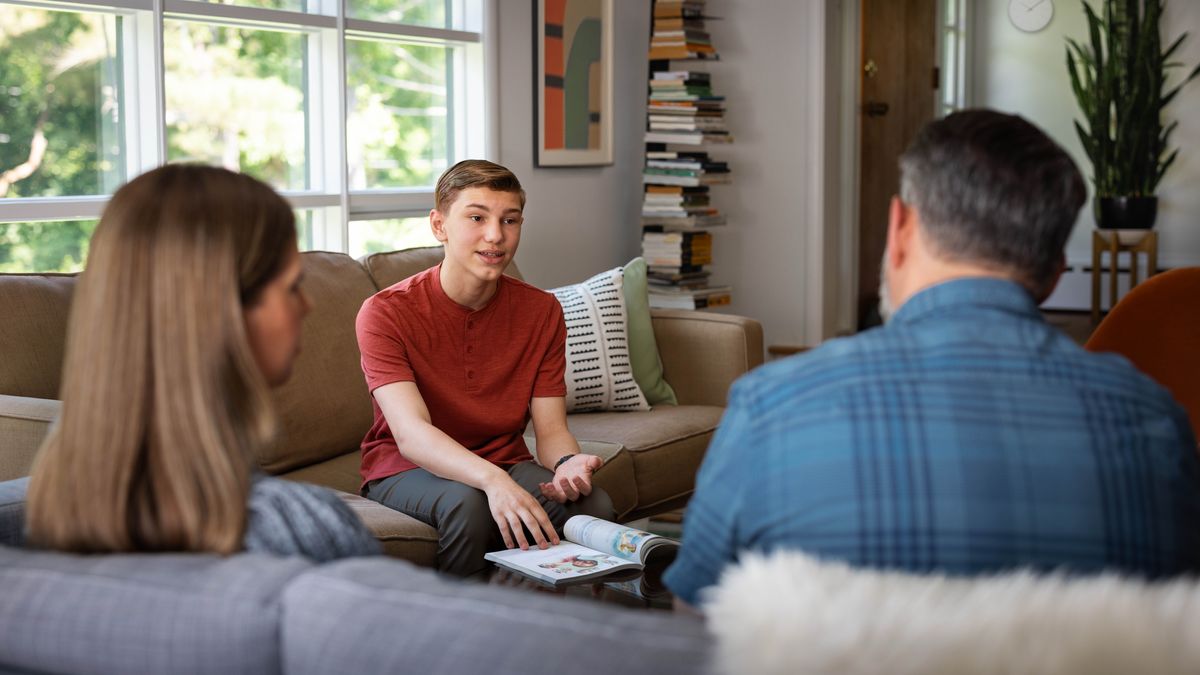 Un adolescent discute avec ses parents ; il cite des idées tirées de la leçon 23 du livre « Vivez pour toujours ! ».