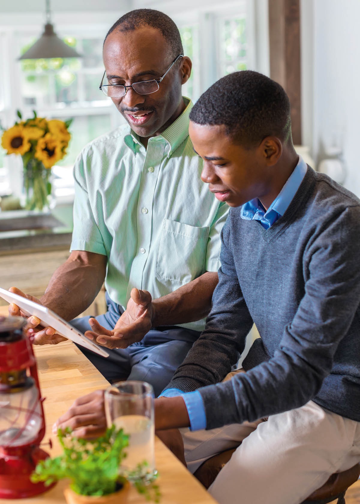 Баща и син заедно разглеждат сайта jw.org