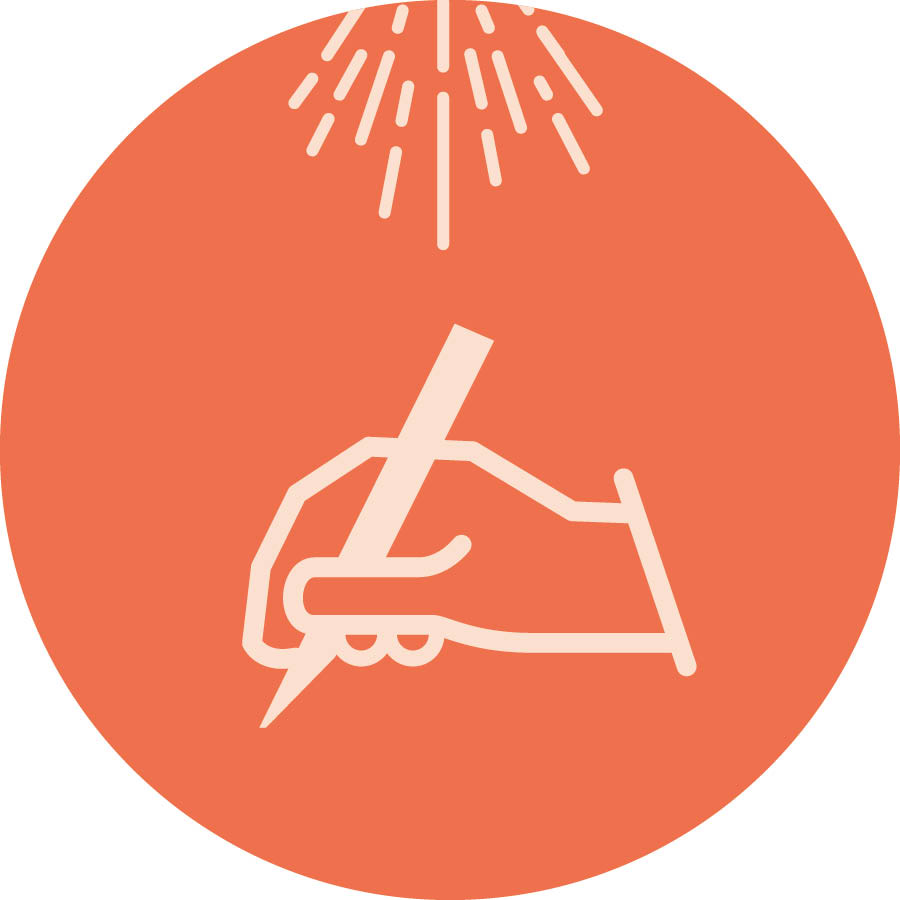 Ръка пише, а над нея има светлина.