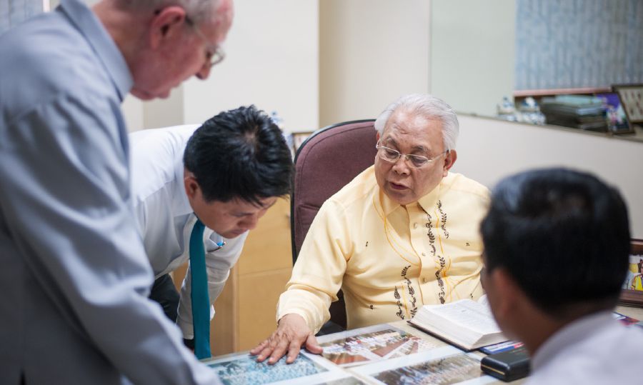 Felix Fajardo gha maa emwa efoto nọ he mu ke obọ nọ ya gha rre Philippines do fi ebanban