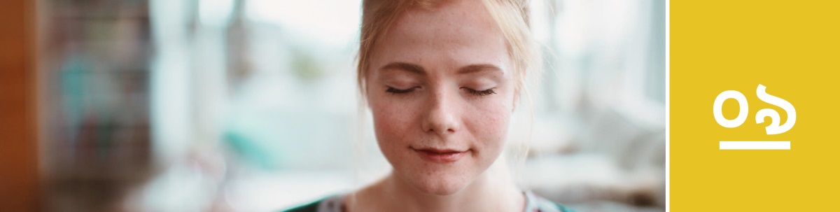 পাঠ ৯. একজন মহিলা একা প্রার্থনা করছেন।