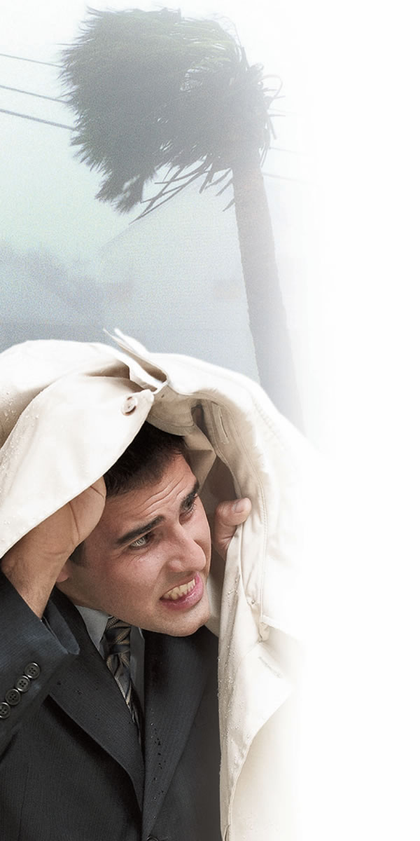 Um homem buscando proteção durante uma tempestade