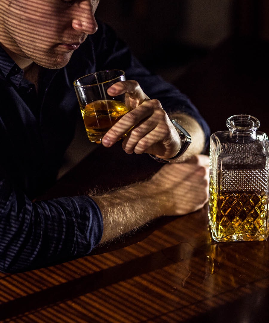 Um homem bebendo bebidas alcóolicas