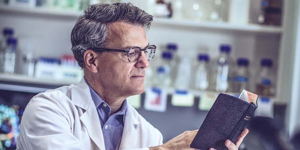 Um cientista, mencionado no início da revista, lê a Bíblia
