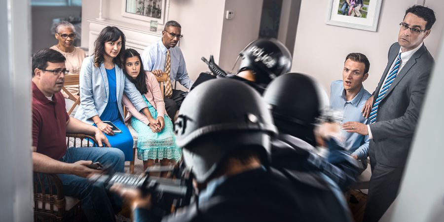 Ri policías ri kikʼwan kiqʼaqʼ yeʼok apü chpan jun jay ri akuchï kimolon wä kiʼ ri testigos de Jehová