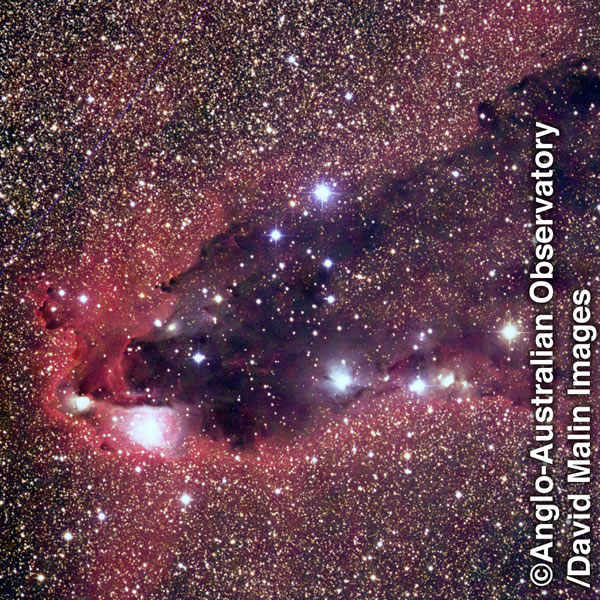 Una imatge telescòpica d’estrelles i galàxies brillants.