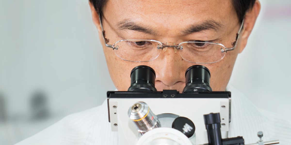 Yan-Der Hsuuw mirant a través d’un microscopi