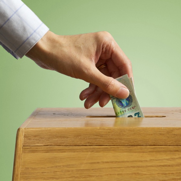 Algú fent una donació voluntària