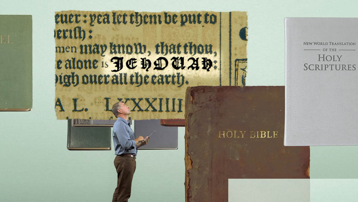 Una imatge del vídeo «Té nom Déu? (fragment)». Un home llegeix el nom de Déu, Jehovà, a Salm 83:18 de la ‘Bíblia del rei Jaume’ de 1611.