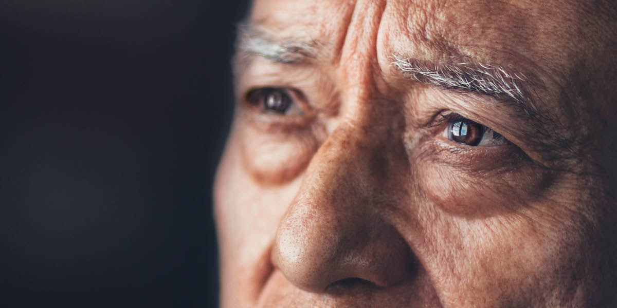 La mirada de preocupació d’un home gran.