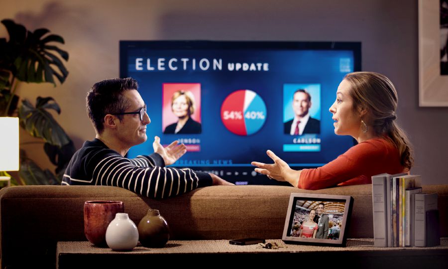 Un matrimonio cristiano viendo en la televisión los resultados de unas elecciones políticas y debatiendo sobre el asunto.