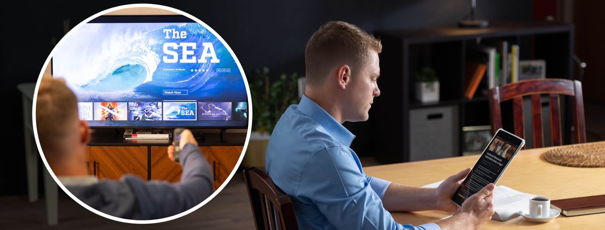 Un germà fent estudi personal. Al costat, se’l veu en un altre moment escollint mirar un documental sobre l’oceà a la televisió.