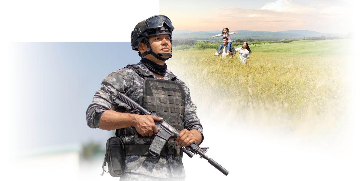 Un soldat armat imaginant-se amb la seva dona i la seva filla caminant per un prat en una terra neta i en pau.