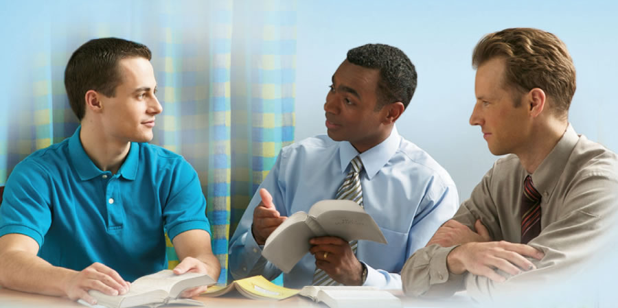 Duha ka Saksi ni Jehova nag-Bible study sa usa ka tawo