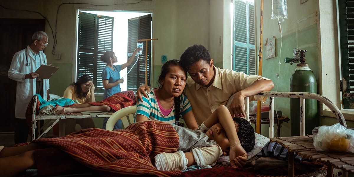 Ginikanan nga nagtan-aw sa ilang anak nga naghigda sa hospital bed human putla ang parte sa iyang bukton.