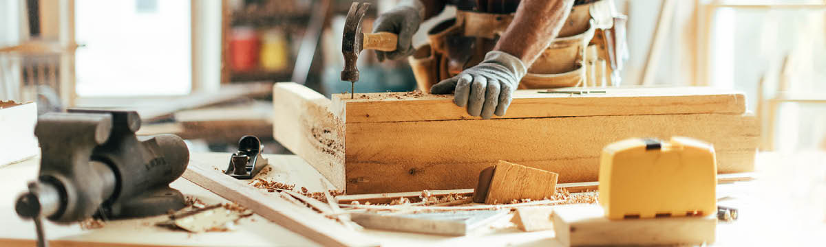 Panday nga naglansang sa kahoy.