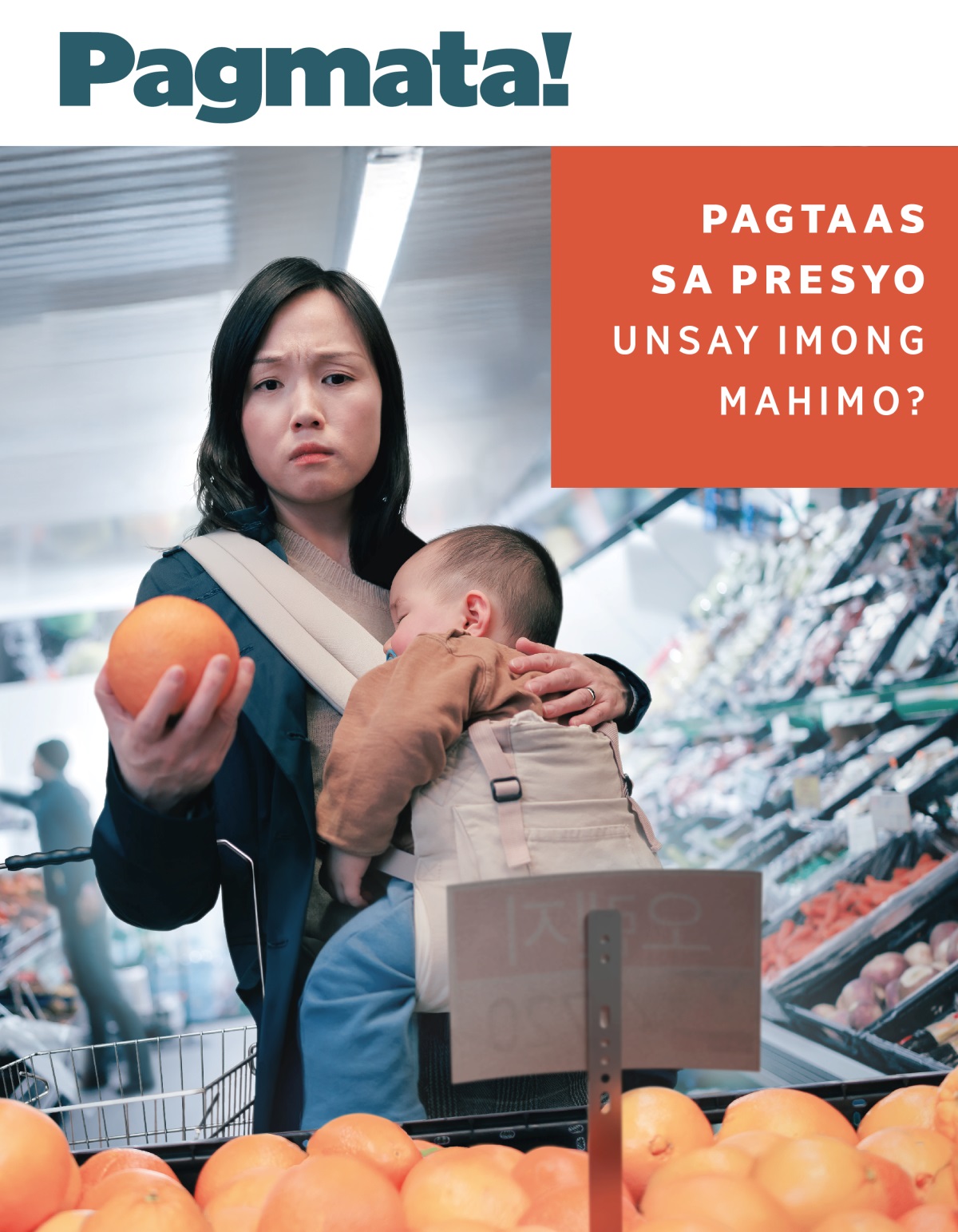 Inahan nga naproblema samtang nagtan-aw sa mahal nga presyo sa prutas diha sa grocery. Nagkugos siya sa iyang gamayng bata nga natulog.