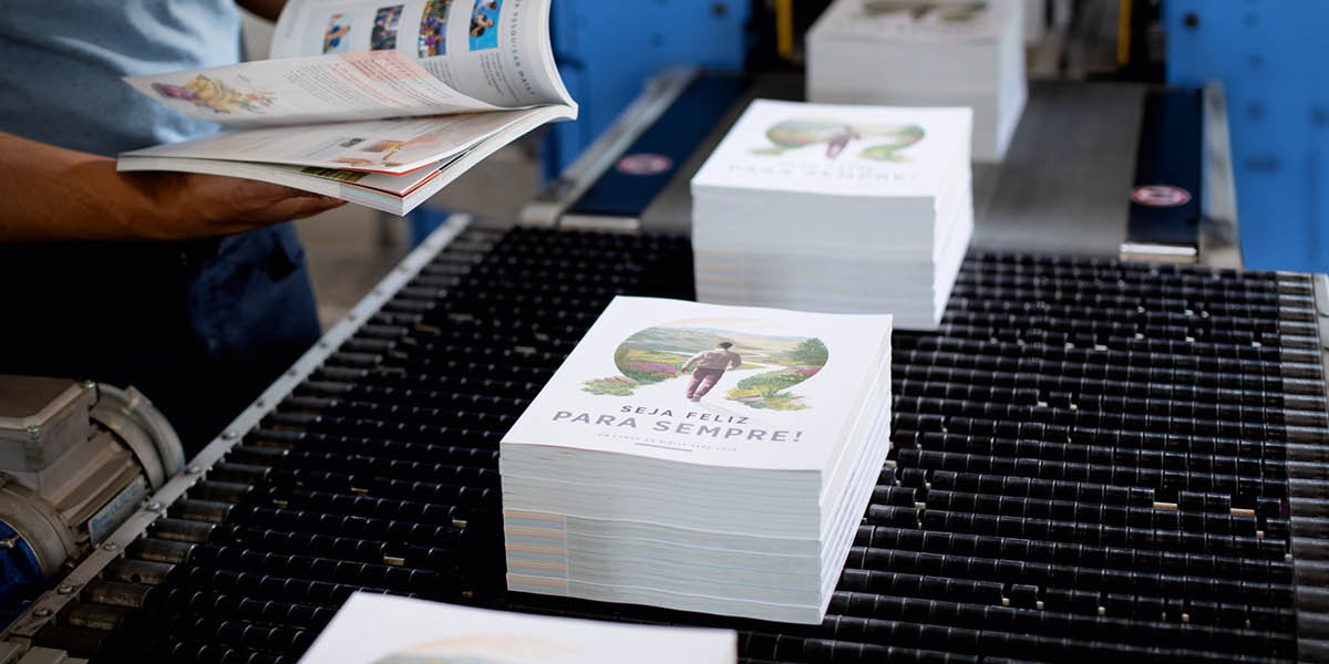 Conveyor belt nga nagbalhin sa nakapayl nga “Mabuhi Ka Hangtod sa Hangtod!” nga libro.