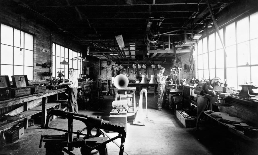 Duha ka lalaki diha sa trabahoan sa katuigang 1930