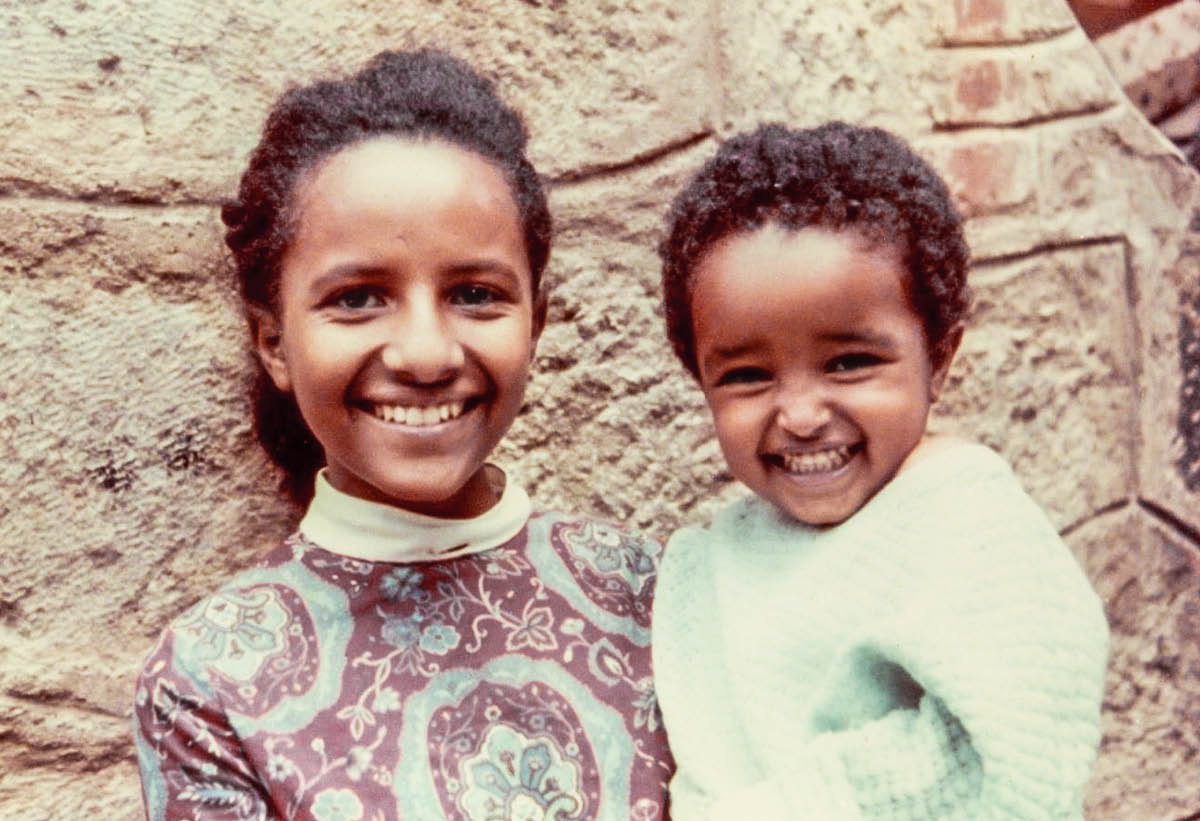 Si Aster nga tin-edyer pa, nagkugos sa iyang manghod nga si Josiah.