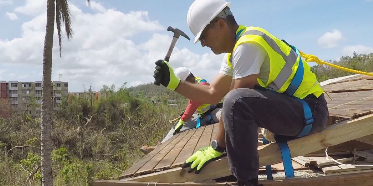 Mga brader nga nag-ayo sa atop nga naguba sa bagyo sa Caribbean