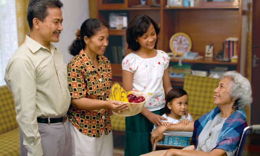 Tigulang nga babaye gidad-ag pagkaon sa usa ka pamilya