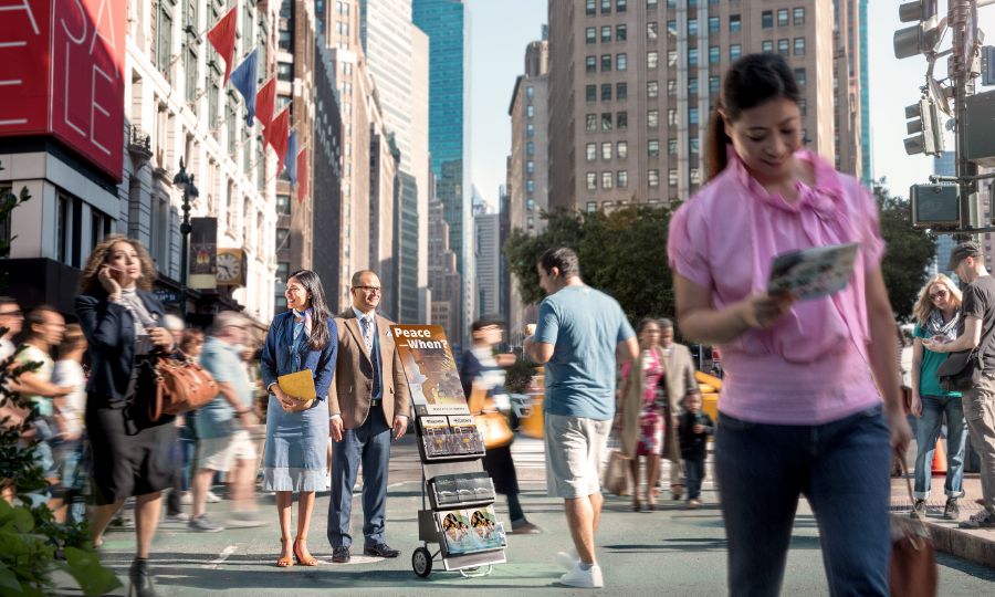 Magtiayong Saksi nag-cart witnessing. Dunay pipila nga nagkuhag literatura, pero ang uban morag walay interes sa ilang pagsangyaw.