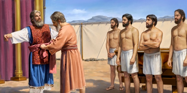 Gisul-oban ni Moises si Aaron sa besti sa Hataas nga Saserdote samtang nagtan-aw ang upat ka anak ni Aaron
