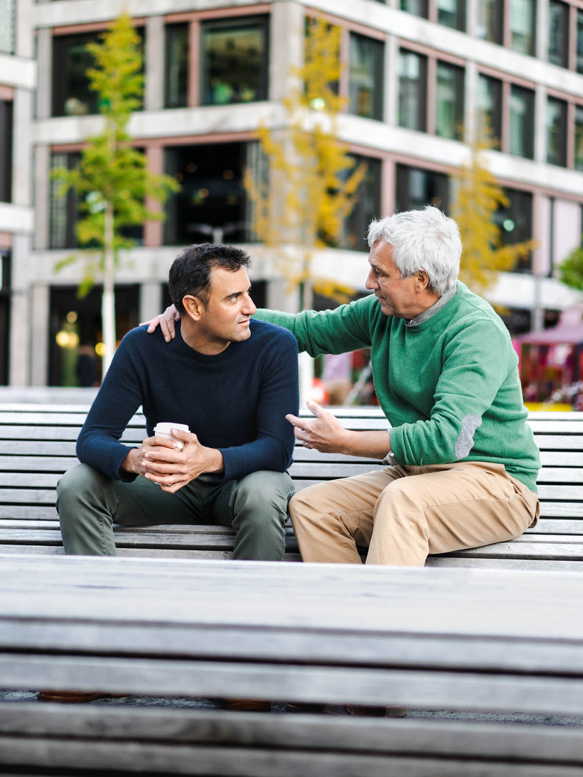 En zonm aze pe koz avek en zonm pli zenn e i pe ankouraz li.