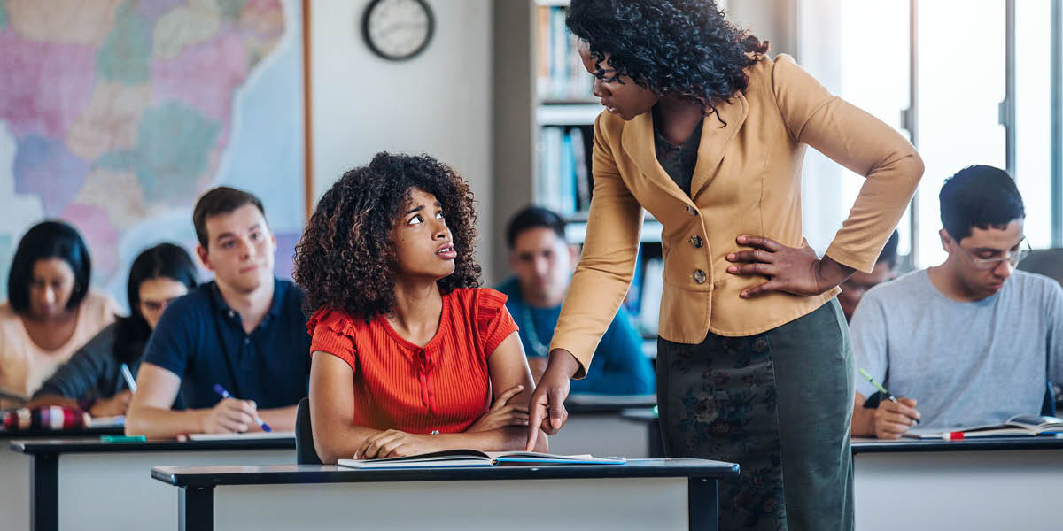 En ansenyan pe koriz en fiy adolesan devan tou manrmay.