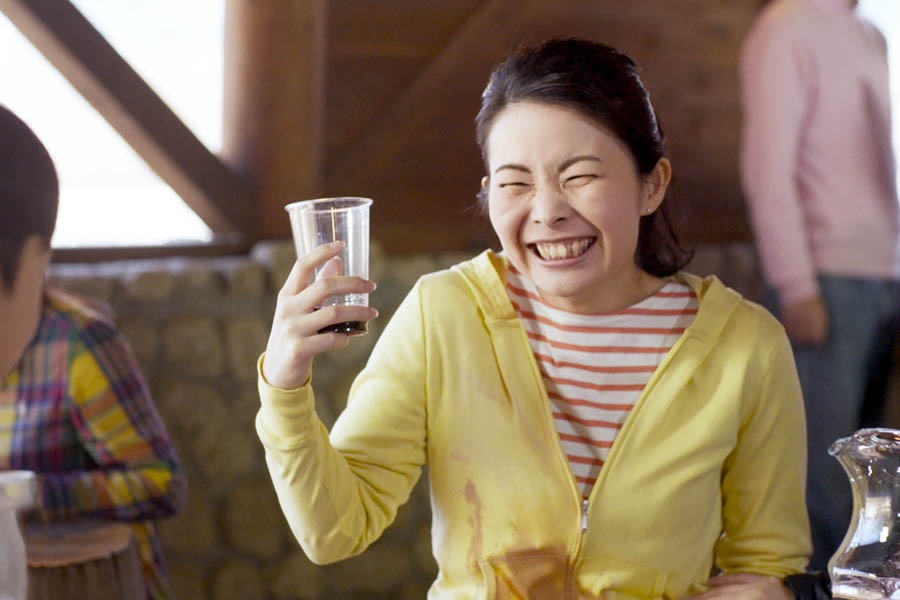 Miki i riye ler en pti garson i bat dan li e fer son limonnad tonm lo son lenz