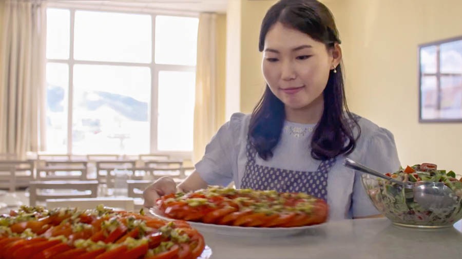 En bout dan sa video ‘Three Sisters in Mongolia.’ Oyun, enn parmi sa trwa ser pionye pe travay dan lasal a manze dan Betel.