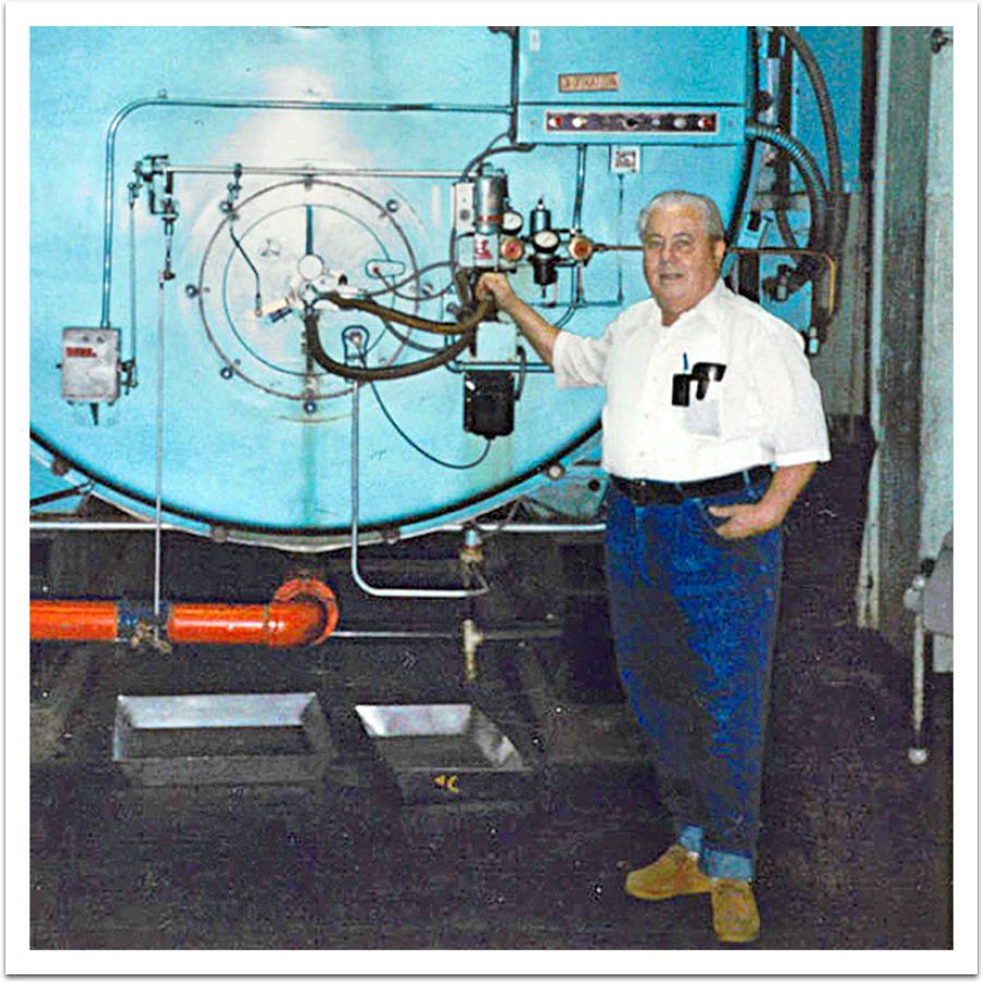 Corwin Robison pe travay dan lasanm ki met boiler kot Betel