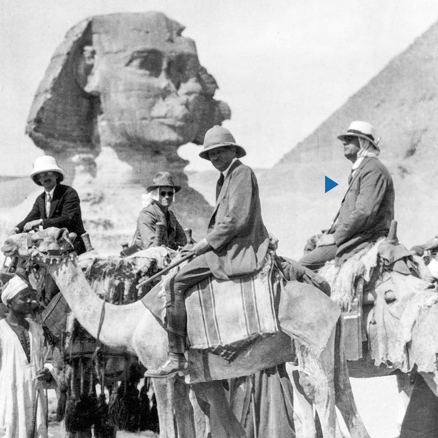 Joseph Rutherford ek lezot frer lo samo kot Great Sphinx of Giza.